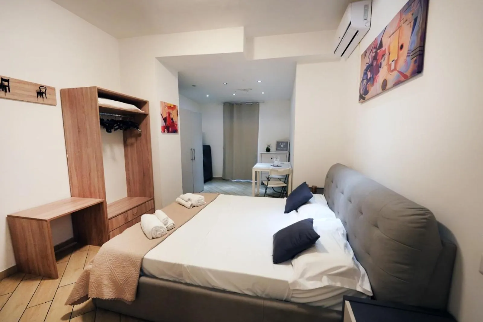 住宿加早餐酒店 Holiday Garibaldi 那不勒斯